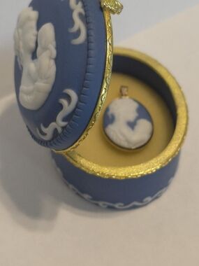 Blue Cameo Pendant with Matching Trinket Box - Classic Women's Jewelry